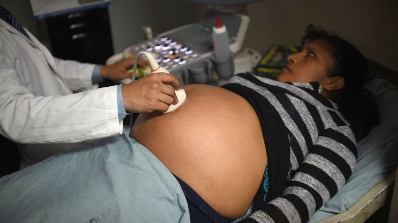Una mujer embarazada se hace una ecografía. (Imagen de JOHAN ORDONEZ/AFP vía Getty Images)