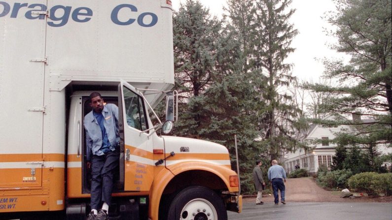 Un empleado de United Van Lines sale de una camioneta en movimiento en Chappaqua, Nueva York, el 4 de enero de 2000. (DOUG KANTER / AFP a través de Getty Images)