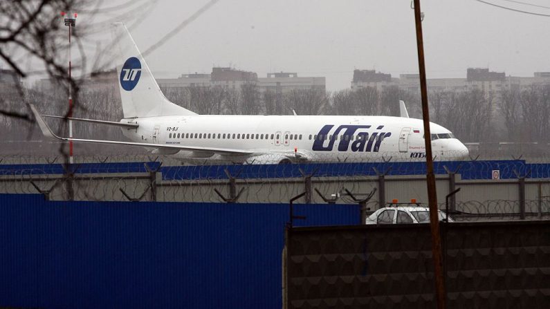 Un avión de la aerolínea rusa UTair Aviation estacionado en el aeródromo del aeropuerto de Rostov del Don el 19 de marzo de 2016. (SERGEI VENYAVSKY/AFP a través de Getty Images)