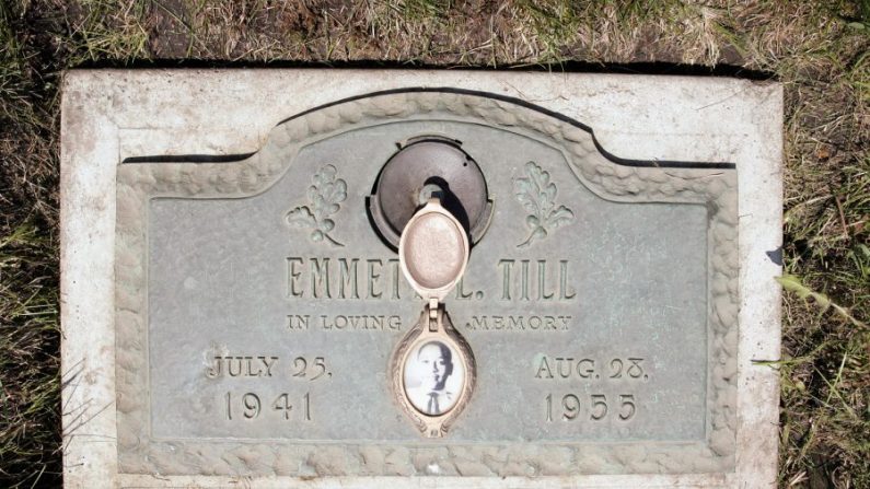 Una placa marca la tumba de Emmett Till en el Cementerio Burr Oak el 4 de mayo de 2005 en Aslip, Illinois. (Scott Olson/Getty Images)
