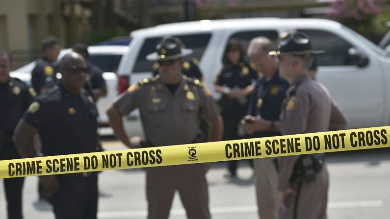 La policía está detrás de una cinta de la escena del crimen cerca del tiroteo masivo en Florida, EE.UU., el 12 de junio de 2016.
(Mandel Ngan/ FP/Getty Images)