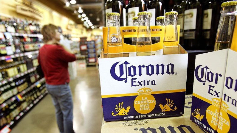 Una mujer compra vino en el pasillo de los vinos cerca de un paquete de seis cervezas Corona Extra en una tienda de comestibles el 9 de mayo de 2006 en Des Plaines, Illinois. (Tim Boyle/Getty Images)