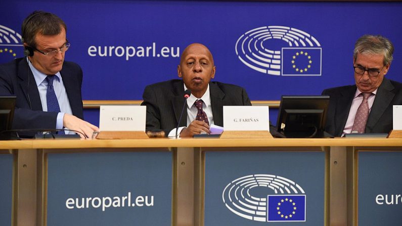 El disidente cubano Guillermo Farinas (c) se dirige a los miembros de la Comisión de Derechos Humanos del Parlamento Europeo en la sede de la UE en Bruselas (Bélgica) el 12 de octubre de 2016. (JOHN THYS / AFP / Getty Images)