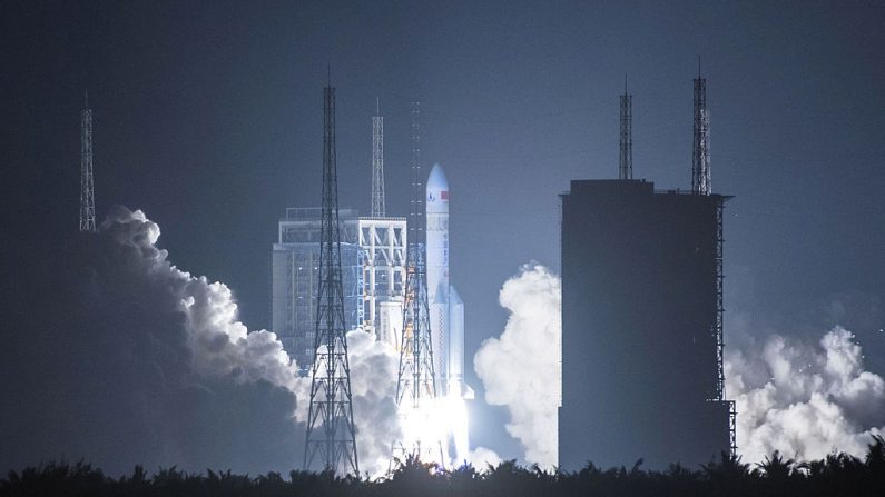 El cohete de carga pesada de China, el 5 de marzo, despegó de su centro de lanzamiento en Wenchang, provincia de Hainan, sur de China, el 16 de noviembre de 2016. (AFP / Getty Images)