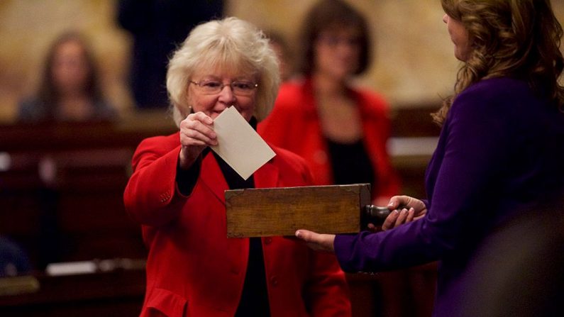 Un elector coloca su boleta firmada en una urna en la Cámara de Representantes del Edificio del Capitolio de Pensilvania en Harrisburg, Penn., El 19 de diciembre de 2016. (Mark Makela / Getty Images)