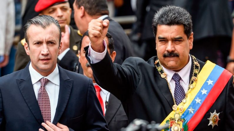Nicolás Maduro (der.) y el vicepresidente Tareck El Aissami saludan a sus partidarios antes de la ceremonia en la que Maduro pronunciará un discurso. (El crédito de la foto debe leerse JUAN BARRETO/AFP a través de Getty Images)
