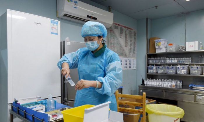 Una enfermera prepara la medicina para un paciente con gripe aviar en un hospital de Wuhan, la capital de la provincia de Hebei, en China central, el 12 de febrero de 2017. (STR/AFP/Getty Images)