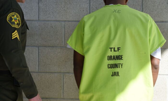Un ayudante del sheriff habla con un detenido de inmigración en el centro Theo Lacy del condado de Orange, California, el 14 de marzo de 2017. (Robyn Beck/AFP a través de Getty Images)