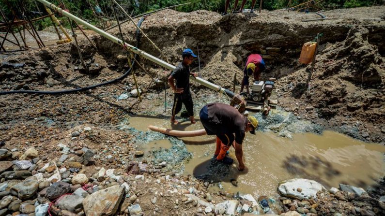 Los hombres trabajan en la mina de oro Nacupay en la orilla de un río en El Callao, estado Bolívar, sureste de Venezuela el 24 de febrero de 2017. (Juan Barreto / AFP / Getty Images)