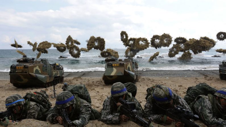 Los marines de Corea del Sur participan en la operación de desembarco denominada "Foal Eagle", un ejercicio militar conjunto con las tropas de EE.UU. a orillas del mar de Pohang, el 2 de abril de 2017 en Pohang, Corea del Sur. (Foto de Chung Sung-Jun/Getty Images)