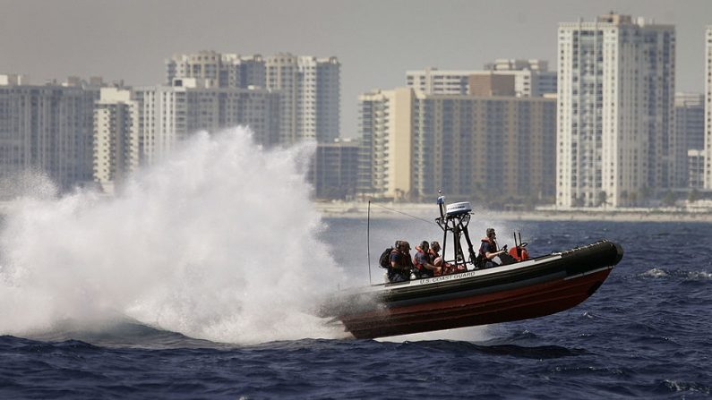 Un barco de la Guardia Costera de EE.UU. participa en el simulacro de migración masiva cubana del sudeste del Grupo de Trabajo de Seguridad Nacional el 8 de marzo de 2007 en la costa de Miami, Florida. (Joe Raedle/Getty Images)
