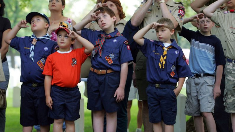 Los Boy Scouts saludan el izamiento de la bandera en el Cementerio Nacional Zachery Taylor el 26 de mayo de 2007 en Louisville, Kentucky. (Foto de Andy Lyons/Getty Images)
