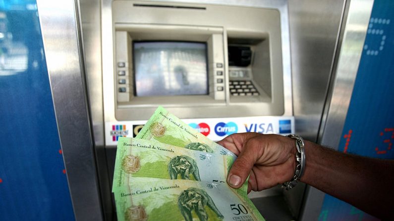 “La inflación sigue siendo el principal problema de todos los venezolanos”, afirmó Alfonso Marquina, presidente de la Comisión de Finanzas y Desarrollo Económico del Parlamento. (JUAN BARRETO/AFP via Getty Images)