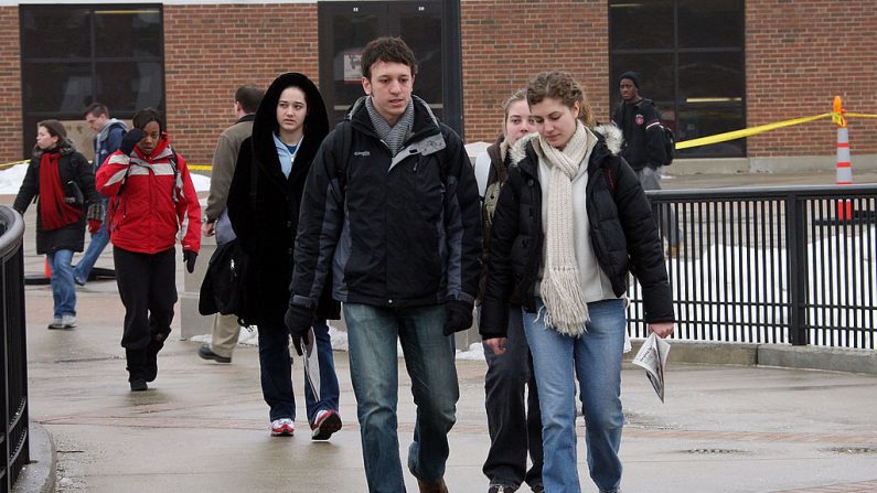 Los estudiantes pasan por Cole Hall mientras caminan a clase en la Universidad del Norte de Illinois en DeKalb, Ill., El 25 de febrero de 2008. (Scott Olson / Getty Images)