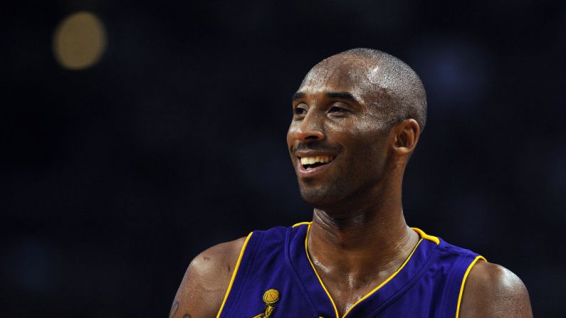Kobe Bryant de Los Angeles Lakers reacciona durante el 6º Juego de las Finales de la NBA 2008 en Boston, Massachusetts, 17 de junio de 2008. (GABRIEL BOUYS / AFP a través de Getty Images)
