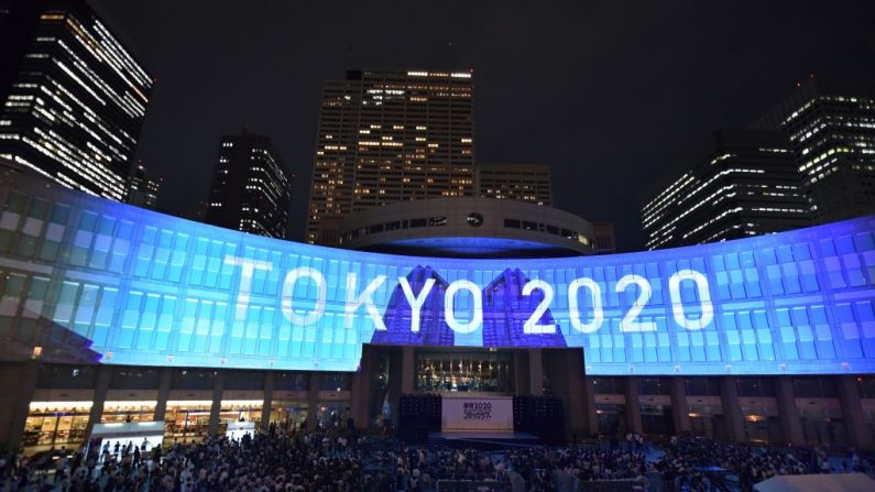 Una proyección dice "Tokio 2020" se ve durante una ceremonia que marca los tres años que faltan para el comienzo de los juegos olímpicos de Tokio 2020 en el edificio de la Asamblea Metropolitana de Tokio el 24 de julio de 2017. (KAZUHIRO NOGI/AFP vía Getty Images)
Una proyección dice "Tokio 2020" se ve durante una ceremonia que marca los tres años que faltan para el comienzo de los juegos olímpicos de Tokio 2020 en el edificio de la Asamblea Metropolitana de Tokio el 24 de julio de 2017. (KAZUHIRO NOGI/AFP vía Getty Images)