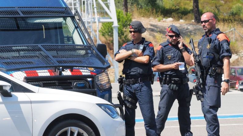Los oficiales de policía españoles en la frontera hispano-francesa entre La-Jonquera, al norte de España, y Le-Perthus, al sur de Francia, el 20 de agosto de 2017. (RAYMOND ROIG / AFP / Getty Images)