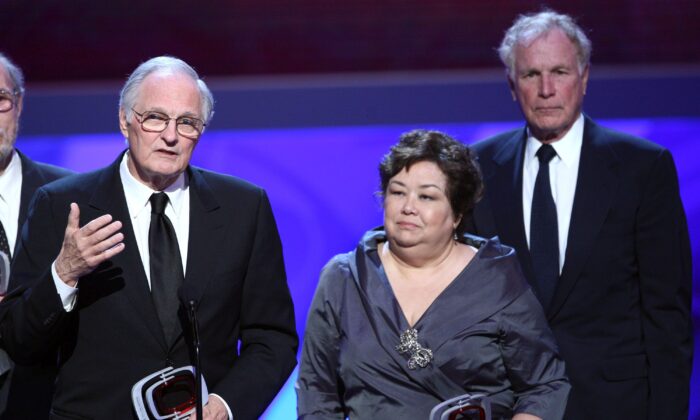 El actor Alan Alda, la actriz Kellye Nakahara Wallet y el actor Wayne Rogers en el escenario de la 7ª edición de los TV Land Awards celebrada en el Gibson Amphitheatre el 19 de abril de 2009 en Unversal City, California. (Alberto E. Rodriguez/Getty Images)