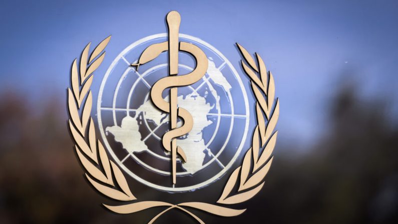 El logotipo de la Organización Mundial de la Salud (OMS) en la fachada de la sede de la OMS en Ginebra el 24 de octubre de 2017. (Fabrice Coffrini/AFP a través de Getty Images)