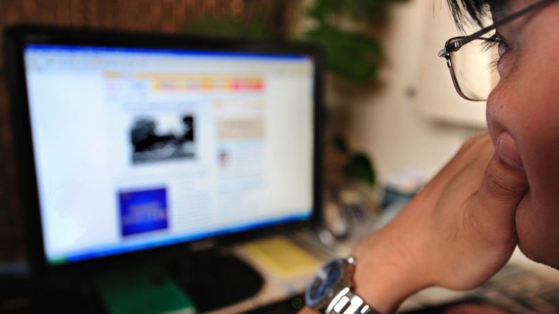 Un hombre navega por Internet el 15 de junio de 2009.  (Imagen FREDERIC J. BROWN/AFP a través de Getty Images)
