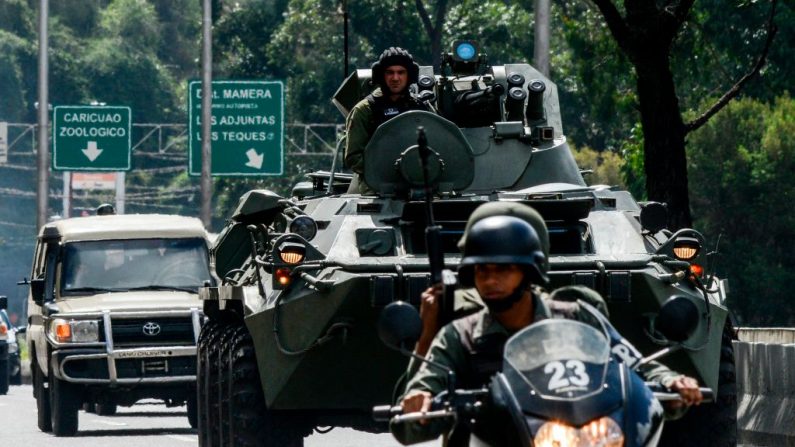 Un tanque blindado del ejército venezolano se desplaza a lo largo de una autopista de Caracas en una operación. (Imagen JUAN BARRETO/AFP via Getty Images)