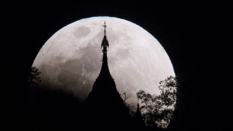La luna se eleva sobre una pagoda en Kumal, a unos 105 km de Mandalay City, el 31 de enero de 2018. (YE AUNG THU/AFP a través de Getty Images) 