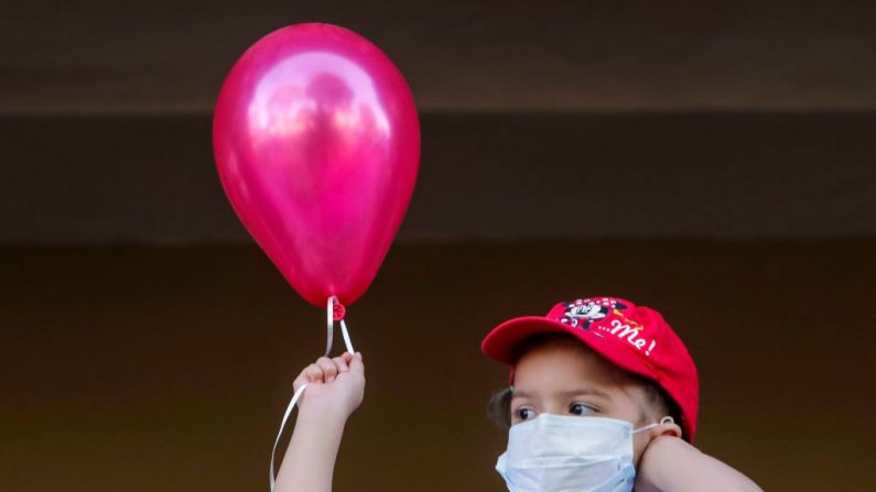  Un paciente con cáncer sostiene un globo antes de la "Marcha de los Globos", actividad que se lleva a cabo con ocasión del Día Internacional de la Lucha contra el Cáncer Infantil. (Foto INTI OCON/AFP via Getty Images)