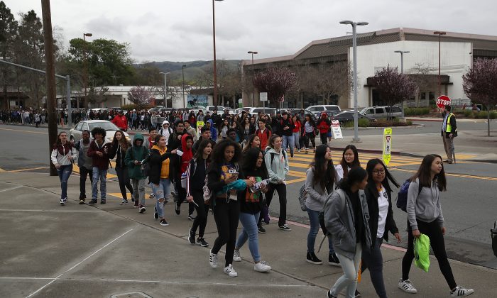 Los estudiantes de la Escuela Secundaria James Logan salen de clase para realizar una manifestación en Union City, California, el 14 de marzo de 2018. (Justin Sullivan/Getty Images)