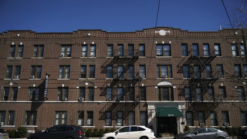 Un edificio de apartamentos anteriormente propiedad de Kushner Companies, dirigido por la familia del asesor principal de la Casa Blanca, Jared Kushner, se encuentra en el barrio de Astoria de Queens, el 19 de marzo de 2018, en la ciudad de Nueva York. (Drew Angerer/Getty Images)