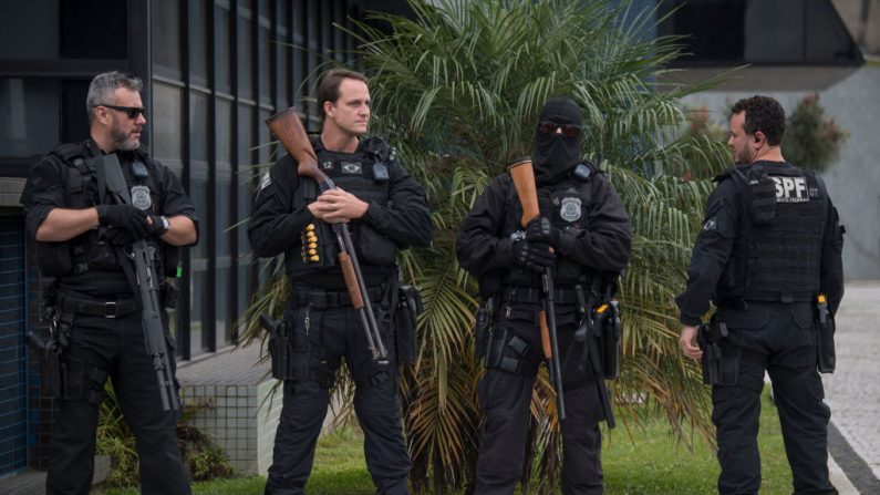 Oficiales de policía hacen guardia frente a la sede de la Policía Federal, en Curitiba, Estado de Paraná, Brasil, el 6 de abril de 2018. (Imagen MAURO PIMENTEL/AFP a través de Getty Images)
