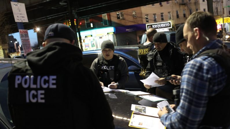 El Servicio de Inmigración y Aduanas de los Estados Unidos (ICE), oficiales se preparan para operaciones matutinas. (Foto de John Moore/Getty Images)
