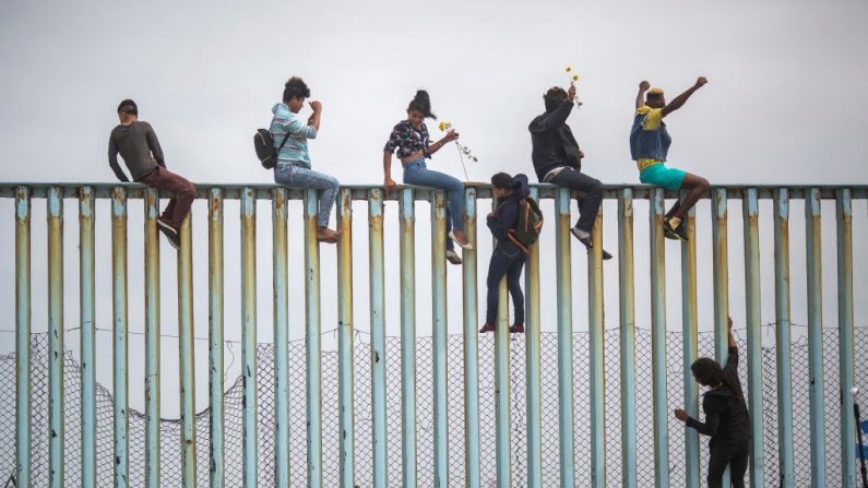 El pasado 4 de febrero, en su discurso ante el estado de la Nación, el presidente Trump insistió en su política migratoria de “seguridad fronteriza” y celebró los acuerdos de cooperación que su gobierno alcanzó con México, Guatemala, Honduras y El Salvador. (Imagen David McNew/Getty Images)