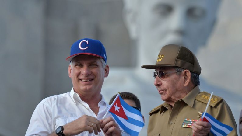 El líder cubano Miguel Díaz-Canel (i) y el exlíder Raúl Castro asisten a la manifestación del 1º de mayo en la Plaza de la Revolución de La Habana el 1 de mayo de 2018. (YAMIL LAGE/AFP/Getty Images)