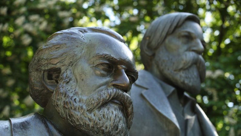 Una estatua Karl Marx (L) y Friedrich Engels se encuentra en un parque público el 4 de mayo de 2018 en Berlín, Alemania. (Sean Gallup/Getty Images)