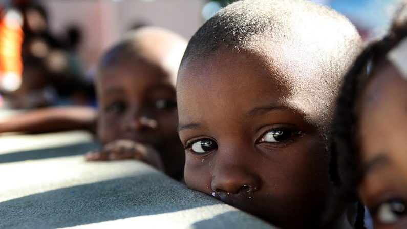 Los niños se quedan en el orfanato que fue destruido durante el terremoto de magnitud 7 el 12 de enero de 2010 en Fontamara, cerca de Puerto Príncipe (Haití), foto tomada el 16 de enero de 2010. (JULIEN TACK / AFP / Getty Images)