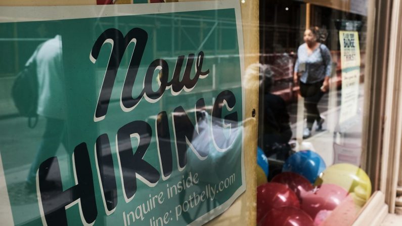 Una tienda anuncia que están contratando en el bajo Manhattan el 1 de junio de 2018. (Spencer Platt/Getty Images)
