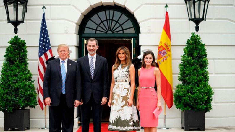 El presidente de los Estados Unidos, Donald Trump, y la primera dama, Melania Trump, saludan al rey Felipe VI de España (2° i) y a la reina Letizia (d) a su llegada a la Casa Blanca en Washington, DC, el 19 de junio de 2018. (MANDEL NGAN / AFP / Getty Images)
