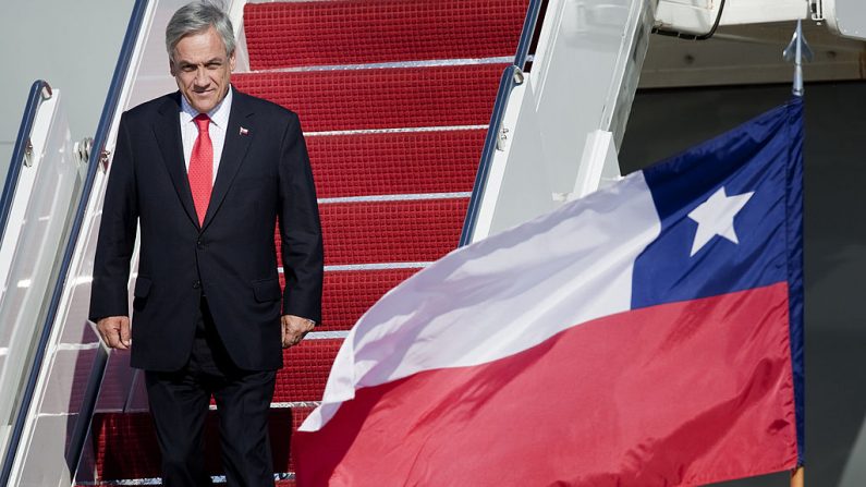 El presidente chileno Sebastián Piñera llega con su delegación el 11 de abril de 2010 a la Base Andrews de la Fuerza Aérea en Maryland (EE.UU). (Brendan Smialowski / Getty Images)