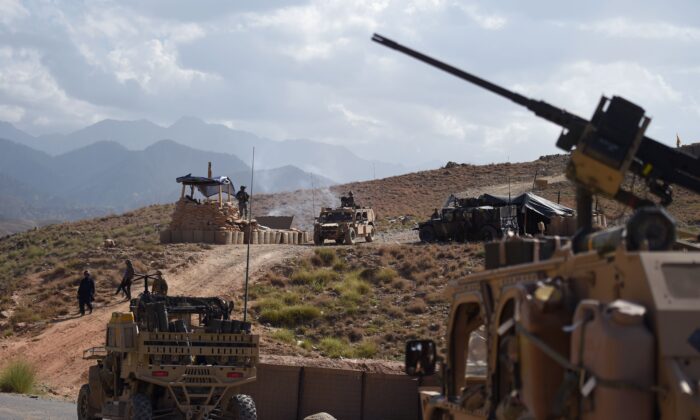 Fuerzas del Ejército de los Estados Unidos y de comandos afganos en un puesto de control en la provincia oriental de Nangarhar, Afganistán, el 7 de julio de 2018. (Wakil Kohsar/AFP a través de Getty Images)
