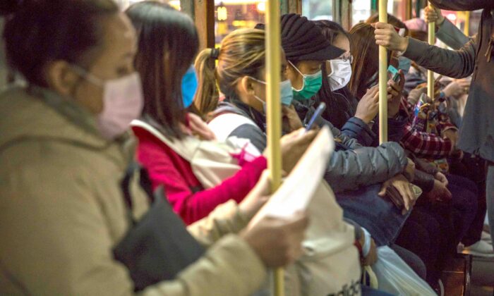 Las personas usan máscaras protectoras mientras viajan en un tranvía en Hong Kong, el 9 de febrero de 2020. (Dale De La Rey/AFP vía Getty Images)
