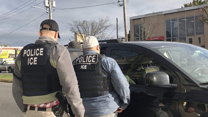 Los agentes de ICE detienen a personas con condenas penales previas que van desde abuso sexual hasta violación, en Long Island, NY, el 4 de noviembre de 2019. (ICE).
