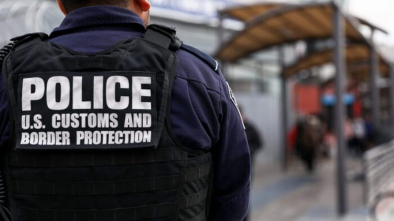 Agentes de Aduanas y Protección Fronteriza que controlan a los peatones en la frontera México-Estados Unidos el 19 de noviembre de 2018. (Charlotte Cuthbertson / The Epoch Times)