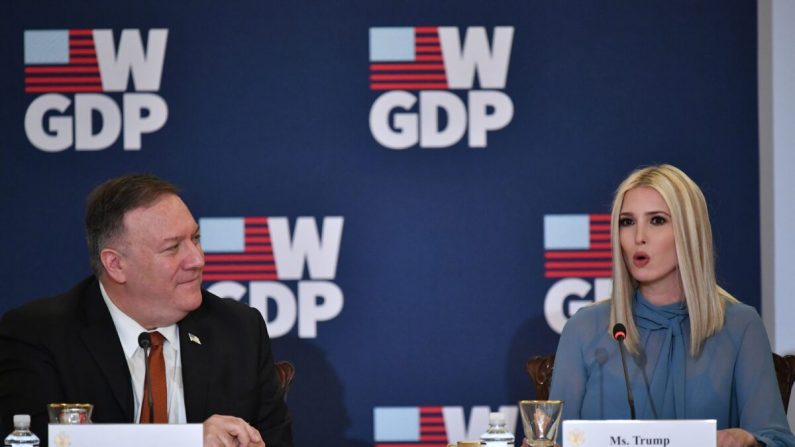 El Secretario de Estado de EE.UU. Mike Pompeo y la Asesora del Presidente Ivanka Trump organizan un evento para celebrar el primer aniversario de la Iniciativa de Desarrollo Global y Prosperidad de las Mujeres de la Casa Blanca (W-GDP) en la Sala Benjamin Franklin del Departamento de Estado en Washington, DC el 12 de febrero de 2020. (MANDEL NGAN/AFP a través de Getty Images)