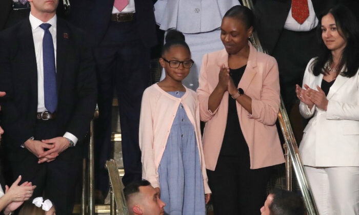 Stephanie Davis y su hija Janiyah, asisten al discurso del Estado de la Unión en la cámara de la Cámara de Representantes de Estados Unidos, el 4 de febrero de 2020. (Drew Angerer/Getty Images)