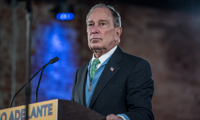 El candidato presidencial demócrata, exalcalde de la ciudad de Nueva York, Mike Bloomberg, anuncia su nueva política latina "El Paso Adelante" en un mitin de campaña en El Paso, Texas, el 29 de enero de 2020. (Cengiz Yar/Getty Images)