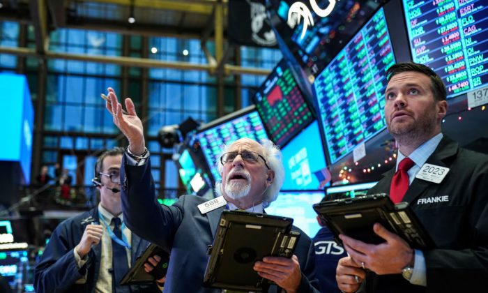 Comerciantes y profesionales financieros trabajan en el piso de la Bolsa de Valores de Nueva York en la ciudad de Nueva York el 27 de diciembre de 2018. (Drew Angerer/Getty Images)