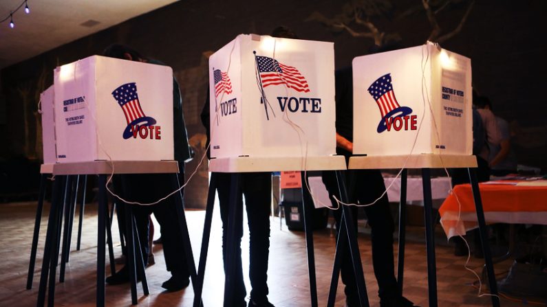 Votantes emiten sus votos en una Logia Masónica en Los Ángeles, California, el 5 de junio de 2018. (Mario Tama/Getty Images)