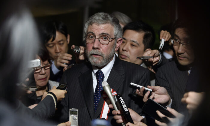 El economista y ganador del Premio Nobel Paul Krugman habla con periodistas después de reunirse con el Primer Ministro japonés Shinzo Abe en Tokio, Japón, el 22 de marzo de 2016. (Franck Robichon/AFP/Getty Images)