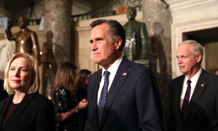 El senador Mitt Romney (R-Utah) camina por Statuary Hall con otros senadores hacia la Cámara de Representantes para el discurso del Estado de la Unión del presidente Donald Trump, en el Capitolio de Washington, el 4 de febrero de 2020. (Charlotte Cuthbertson/The Epoch Times)