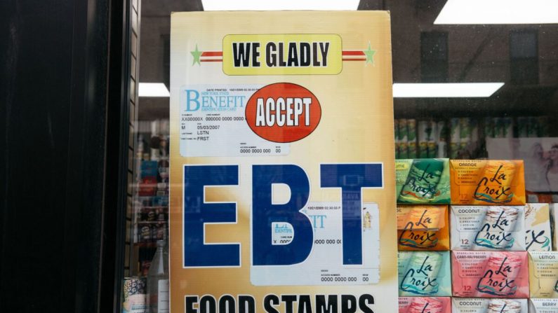 Un cartel que avisa a los clientes sobre los beneficios de los cupones de alimentos SNAP, se exhibe en una tienda de comestibles en la ciudad de Nueva York el 5 de diciembre de 2019. (Scott Heins/Getty Images)